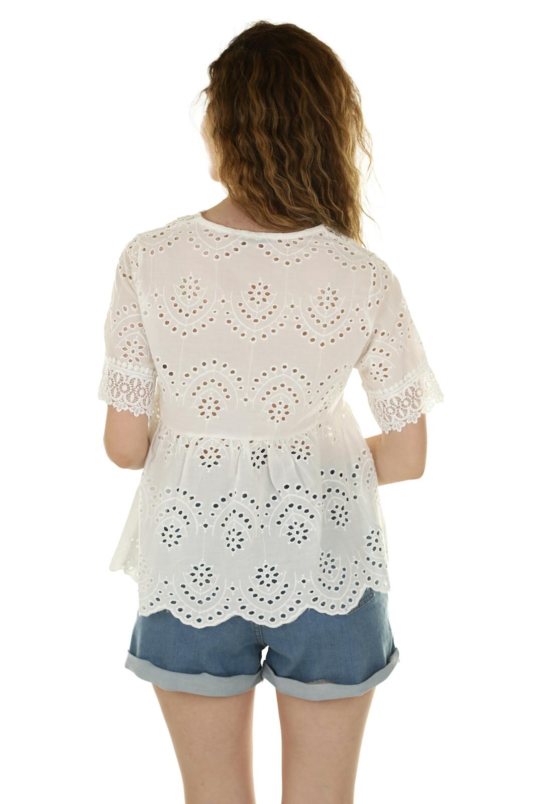 Blouse blanche en broderie anglaise, vue de dos