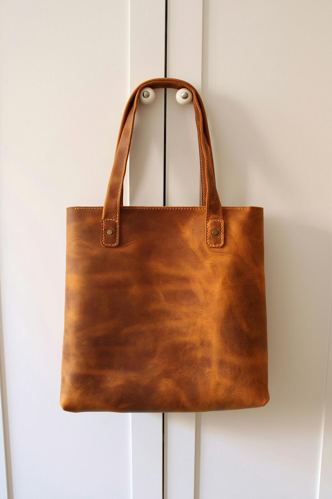 Cabas en cuir camel suspendu
