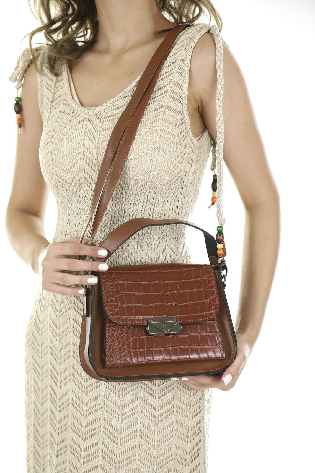 Robe en maille écrue et sac en cuir marron