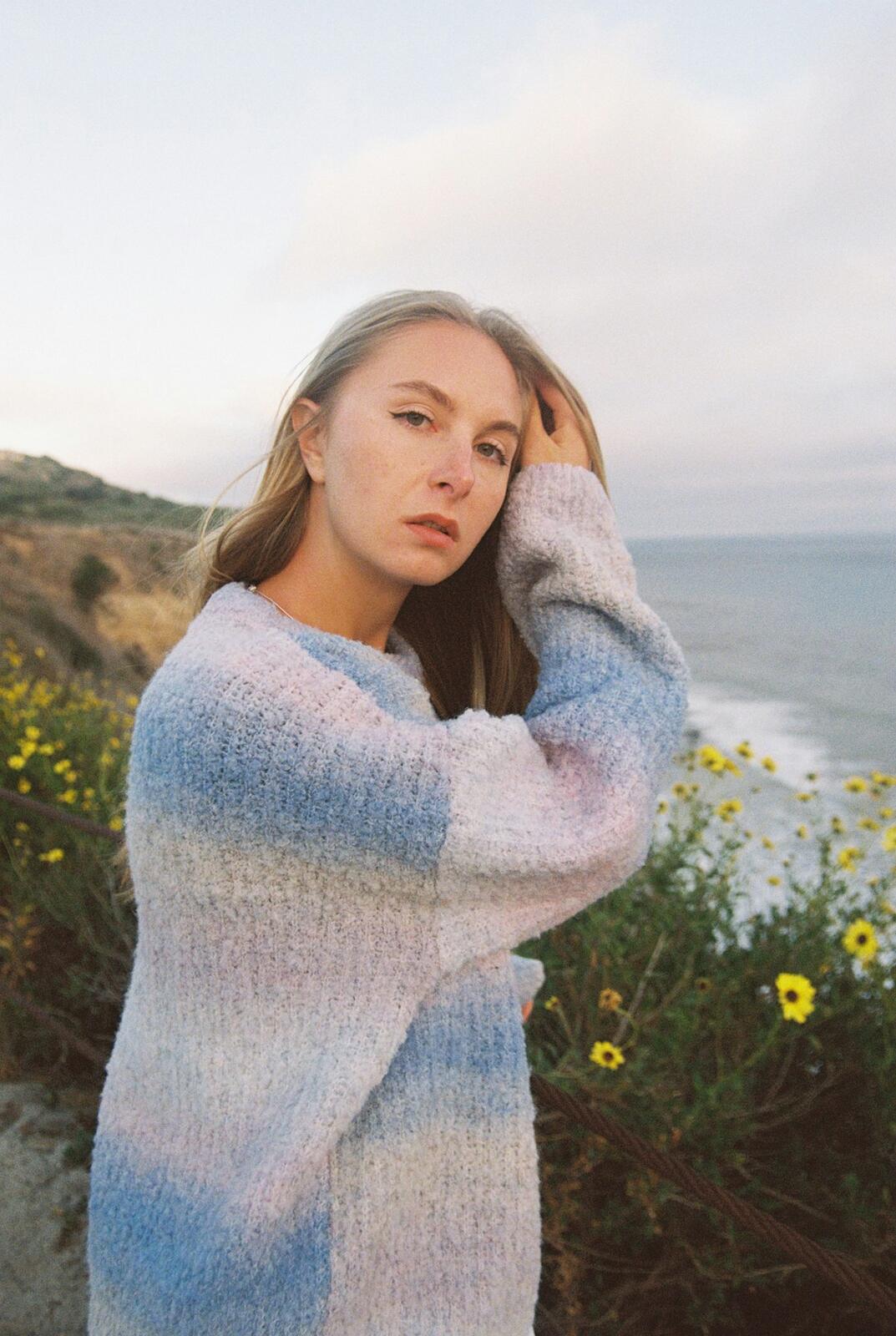Pull en maille pastel au bord de la mer
