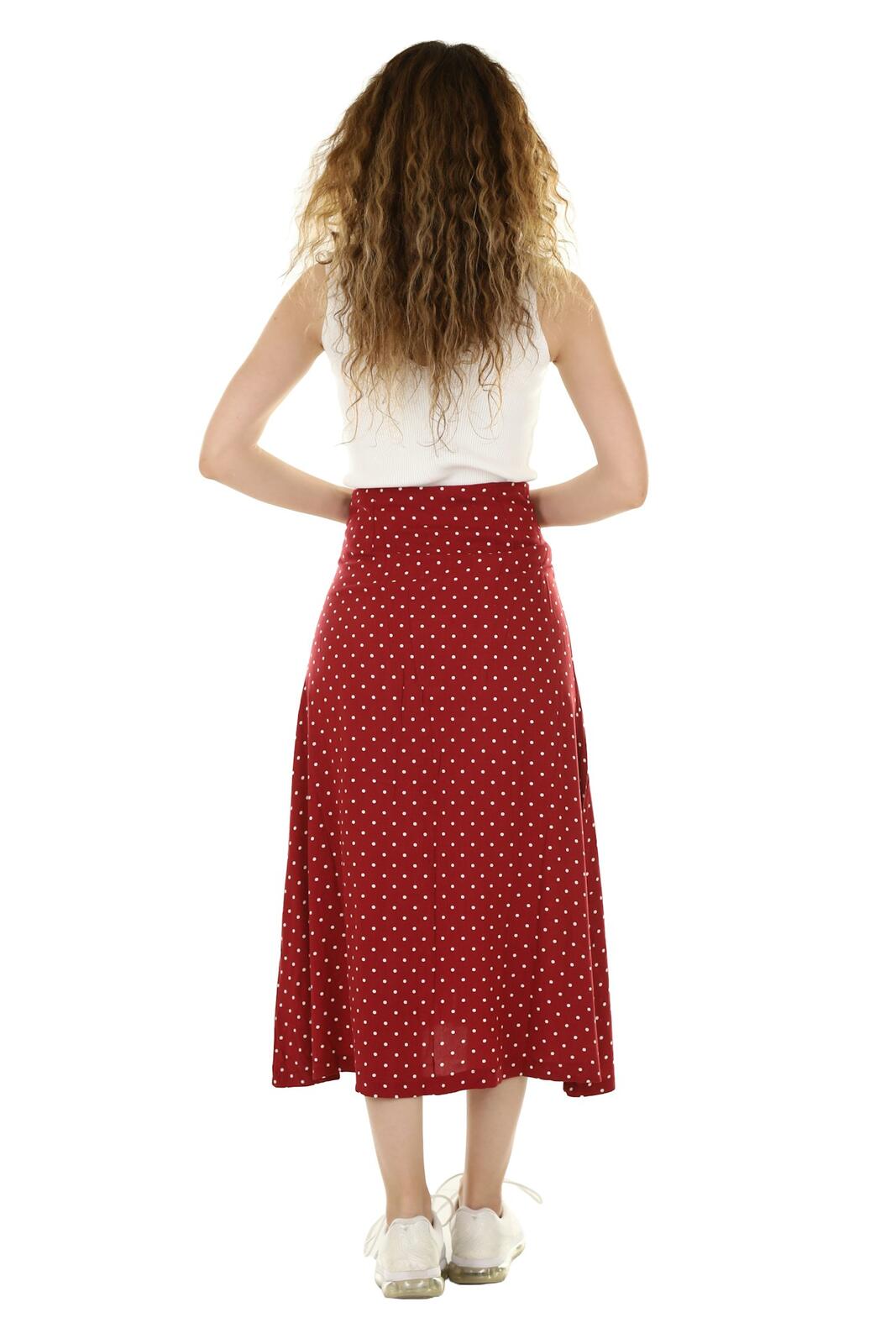 Jupe midi rouge à pois blancs, vue de dos