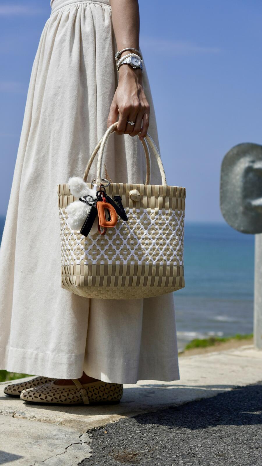Panier en paille tressé porté à la main