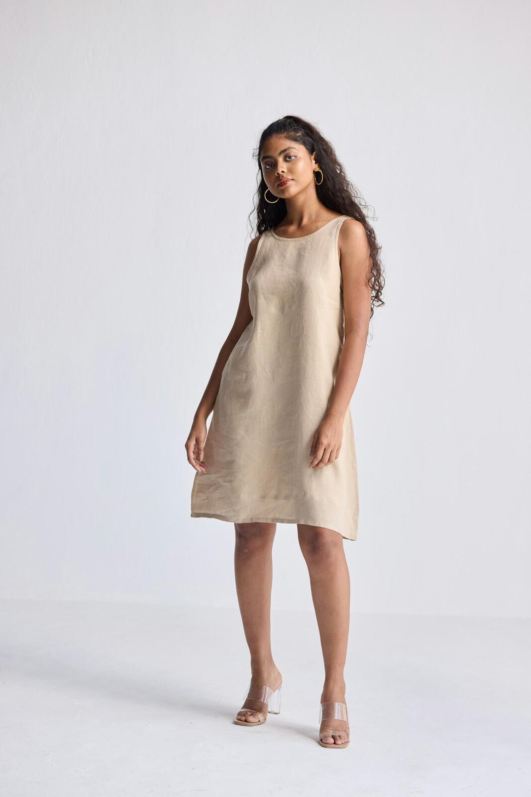 Robe droite en lin sable portée de face