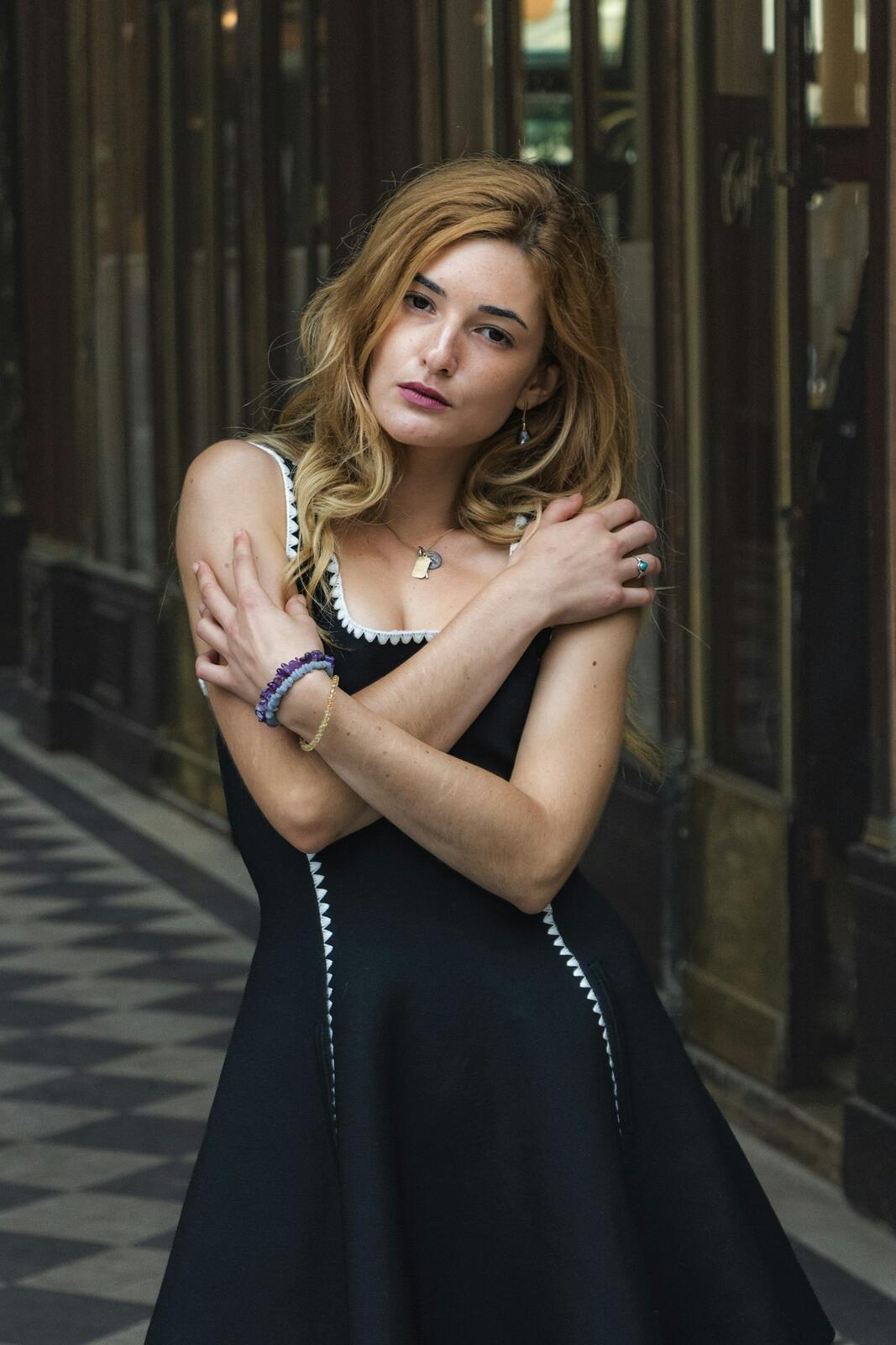 Robe noire à liserés écrus portée de face